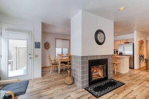 Interior - Golf course-view townhome with private hot tub & SHARC access (Sunriver)