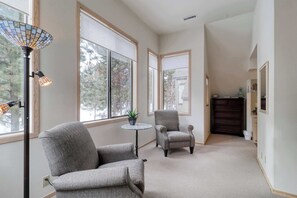 Interior - Golf course-view townhome with private hot tub & SHARC access (Sunriver)