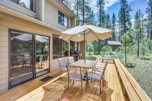 Cabin with Private Hot Tub Near the Deschutes River - Free SHARC access