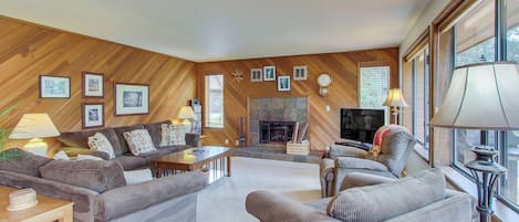 TV, fireplace, DVD player