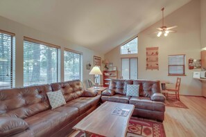 TV, DVD player, offices - Updated Sunriver Home with Private Hot Tub & SHARC Passes for Pools - 2 Dogs OK (Sunriver)