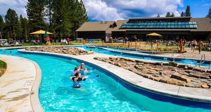 Updated Sunriver Home with Private Hot Tub & SHARC Passes for Pools - 2 Dogs OK