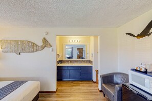 WiFi, bed sheets - Retro beach suite with  fast WiFI - walkable to downtown hot spots (Bandon)
