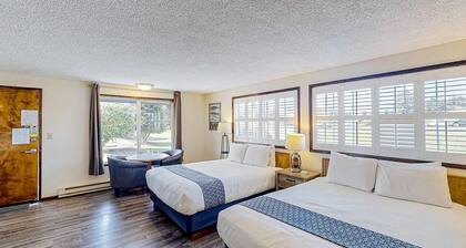 Retro beach suite with fast WiFI - walkable to downtown hot spots
