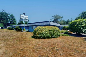 Property grounds - Spacious 2-room combo close to Bandon with cable, WiFi, mini-fridge - dogs OK (Bandon)