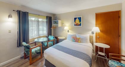 Spacious 2-room combo close to Bandon with cable, WiFi, mini-fridge - dogs OK