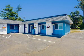 Exterior - Spacious 2-room combo close to Bandon with cable, WiFi, mini-fridge - dogs OK (Bandon)