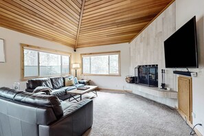 TV, fireplace, DVD player, offices - Sunriver Resort home with 8 SHARC passes, fireplace, balcony, W&D (Sunriver)