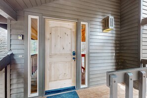 Exterior detail - Sunriver Resort home with 8 SHARC passes, fireplace, balcony, W&D (Sunriver)