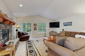 TV, fireplace, DVD player, offices - Cozy dog-friendly home with fireplace, WIFI, patio, shared pool & tennis court (Rhododendron)