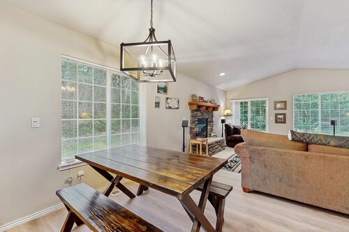 Cozy dog-friendly home with fireplace, WIFI, patio, shared pool & tennis court