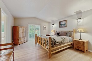3 bedrooms, WiFi, bed sheets - Cozy dog-friendly home with fireplace, WIFI, patio, shared pool & tennis court (Rhododendron)