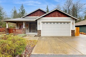 Exterior - Cozy dog-friendly home with fireplace, WIFI, patio, shared pool & tennis court (Rhododendron)