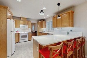Fridge, microwave, oven, stovetop - Cozy dog-friendly home with fireplace, WIFI, patio, shared pool & tennis court (Rhododendron)