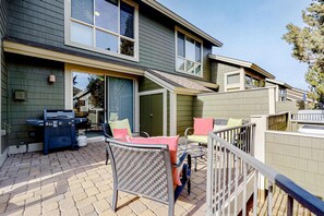 Terrace/patio - Inviting townhouse with fast WiFi, patio & access to pools, golf, tennis & gym (Eagle Crest)
