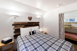 1 bedroom, iron/ironing board, WiFi, bed sheets - Dog-friendly mountain-view cabin in walkable locale with deck & grill (Joseph)