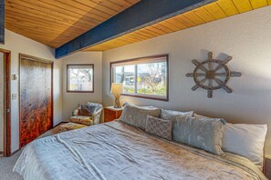 3 bedrooms, iron/ironing board, WiFi - Sunny Home with Beautiful Ocean Views, WiFi, & Private Hot Tub (Newport)