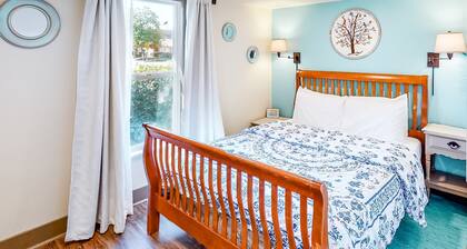 Cozy dog-friendly duplex getaway with fast WiFi & full kitchen