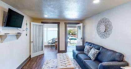 Cozy dog-friendly duplex getaway with fast WiFi & full kitchen