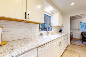 Fridge, microwave, oven, stovetop - Family-Friendly Home with Fireplaces, Firepit, Gas Grill, Free WiFi, Central AC (Sisters)