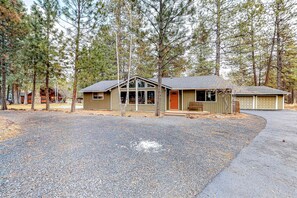 Exterior - Family-Friendly Home with Fireplaces, Firepit, Gas Grill, Free WiFi, Central AC (Sisters)