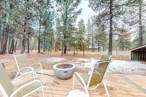 Property grounds - Family-Friendly Home with Fireplaces, Firepit, Gas Grill, Free WiFi, Central AC (Sisters)