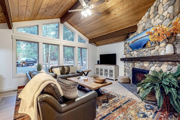 TV, fireplace - Family-Friendly Home with Fireplaces, Firepit, Gas Grill, Free WiFi, Central AC (Sisters)