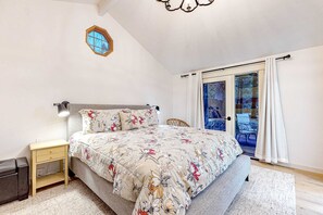 3 bedrooms, iron/ironing board, WiFi, bed sheets - Family-Friendly Home with Fireplaces, Firepit, Gas Grill, Free WiFi, Central AC (Sisters)