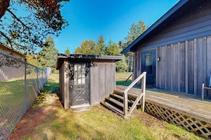 Exterior - Cute Quaint Cabin by the Sea, w/ fire pit, wood-burning fireplace & WIFI (Long Beach)
