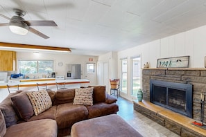 TV, fireplace, DVD player, offices - Cute Quaint Cabin by the Sea, w/ fire pit, wood-burning fireplace & WIFI (Long Beach)