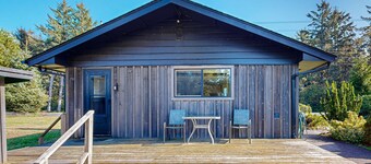 Cute Quaint Cabin by the Sea, w/ fire pit, wood-burning fireplace & WIFI