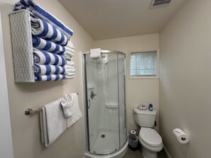 Shower, hair dryer, towels - Cute Quaint Cabin by the Sea, w/ fire pit, wood-burning fireplace & WIFI (Long Beach)