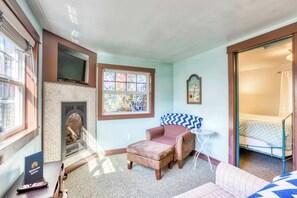 3 bedrooms, iron/ironing board, WiFi, bed sheets - Three Sunny Cottages in a Great Location Near Downtown & Beach - Dogs Welcome (Cannon Beach)