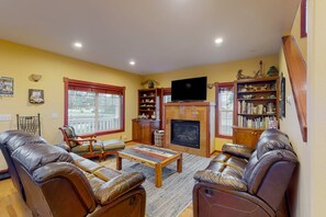 TV, fireplace, offices - Centrally located retreat close to the beach with a fireplace & inviting yard (Seaside)