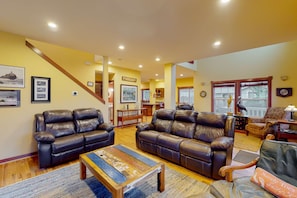 TV, fireplace, offices - Centrally located retreat close to the beach with a fireplace & inviting yard (Seaside)