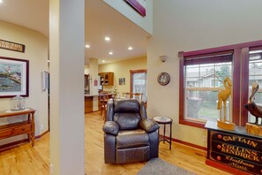 Interior - Centrally located retreat close to the beach with a fireplace & inviting yard (Seaside)