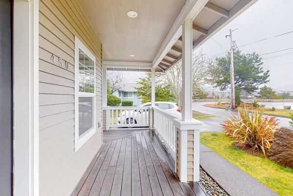 Terrace/patio - Centrally located retreat close to the beach with a fireplace & inviting yard (Seaside)