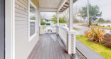 Centrally located retreat close to the beach with a fireplace & inviting yard