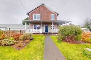Exterior - Centrally located retreat close to the beach with a fireplace & inviting yard (Seaside)