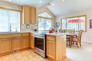 Fridge, microwave, oven, stovetop - Large Sunriver Home in Quiet Neighborhood with Private Hot Tub & Free SHARC Access (Sunriver)