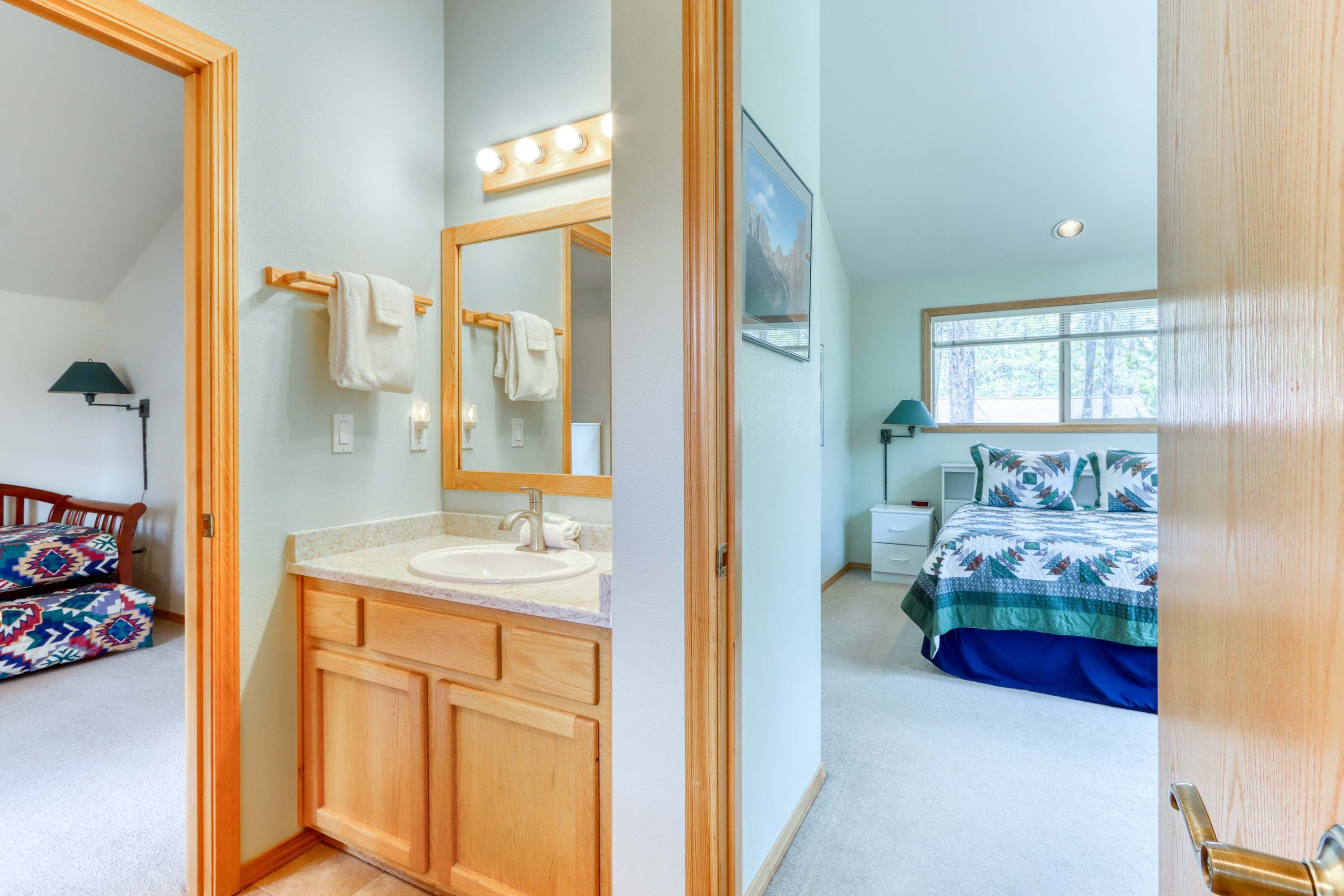 Une chambre à coucher avec un lit, une fenêtre, une table de chevet et une commode.