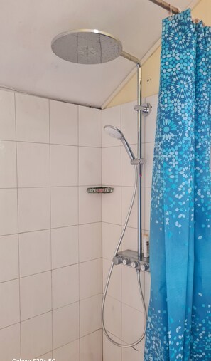 Shower, hair dryer, towels, soap - Jugroop Beach House (Tombeau Bay)