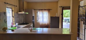 Eine Küche mit Spüle, Herd und Kühlschrank.