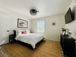 2 bedrooms, desk, iron/ironing board, free WiFi - Brookside Bungalow : Your 2-Bedroom Sanctuary in Tulsa’s Favorite Neighborhood (Tulsa)