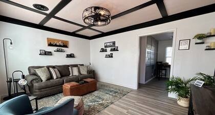 Brookside Bungalow : Your 2-Bedroom Sanctuary in Tulsa’s Favorite Neighborhood