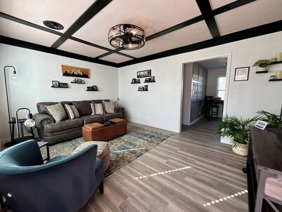 Brookside Bungalow : Your 2-Bedroom Sanctuary in Tulsa’s Favorite Neighborhood