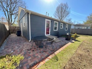 Outdoor dining - Brookside Bungalow : Your 2-Bedroom Sanctuary in Tulsa’s Favorite Neighborhood (Tulsa)