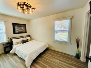2 bedrooms, desk, iron/ironing board, free WiFi - Brookside Bungalow : Your 2-Bedroom Sanctuary in Tulsa’s Favorite Neighborhood (Tulsa)