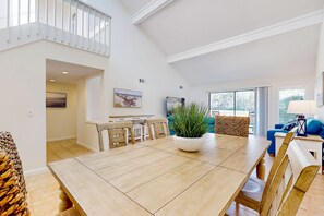 Dining - Water-view townhome with pool & tennis access & on-site golf (Hilton Head)