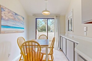 Dining - Water-view townhome with pool & tennis access & on-site golf (Hilton Head)